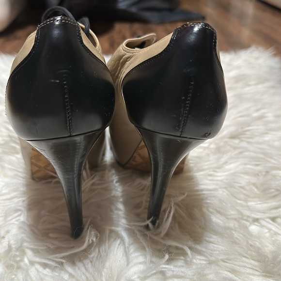 Black and tan color lock high heel shoes by LAMB Gwen Stefani.  Size 8. - Picture 6 of 9